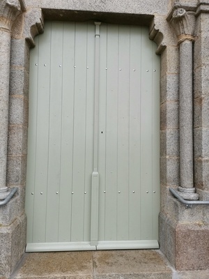 Porte d'église au style assez simple