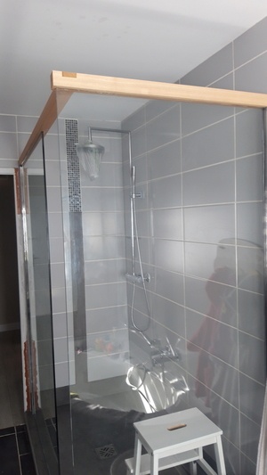 Renfort du maintien de paroi de douche