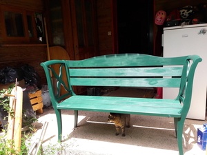 Banc fait avec 2 vielles chaises.