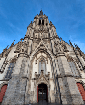 Porte sas d'entrée d'une Église