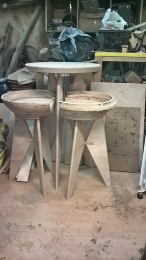 Mange debout et deux tabourets