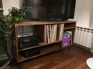 Meuble tourne disque et télévision coordonné avec une table de salon