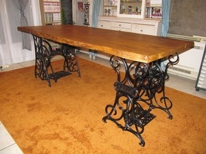 Table de salon epicea avec pieds de machines à coudre anciennes