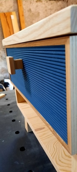 Table de chevet assortie au lit