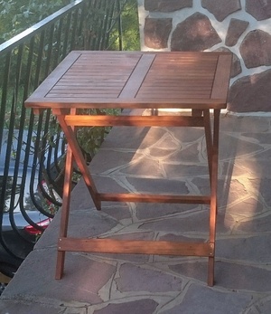 Une petite table pliante de balcon en bois de récupération