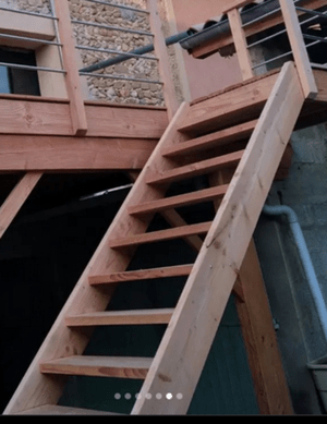 Terrasse bois sur poteaux et escalier douglas