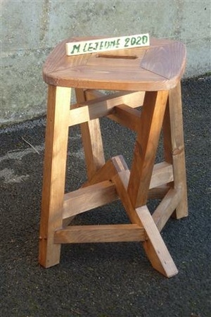 Un tabouret  dont 2 pieds sur chevêtres