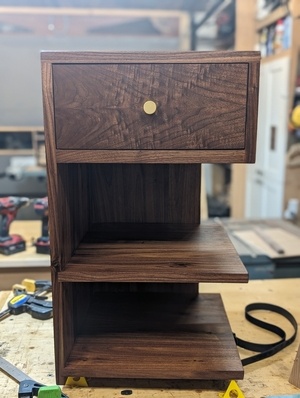 Nights stand en noyer pour ma fille