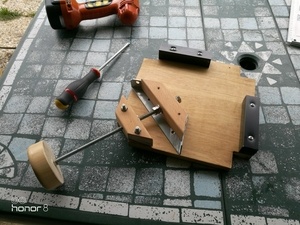 Serre cadre ou joint a angle droit