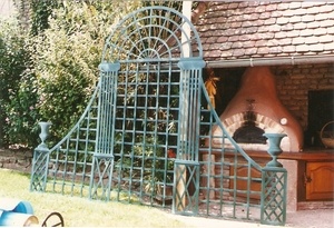 Un porte rosier en pin,......peint