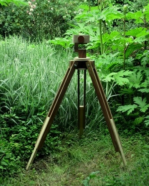 Trépied photographique et Leica en bois