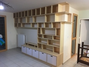 Bibliothèque murale avec banc TV intégré en frêne massif