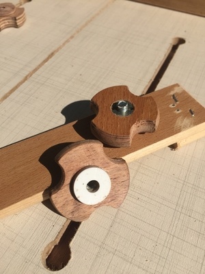 Un bouton en place et un autre vu de dessous