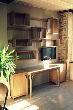 Aménagement d'un espace bureau avec étagères suspendues