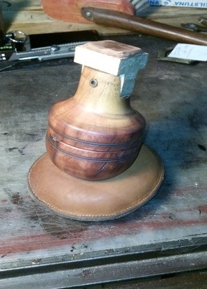 Les deux moitiés tournent l'une dans l'autre, et celle d'en l'air a l'étau qui fixe le taquet avec la cire à cacheter, pour y coller à chaud les médailles etc à graver au burin