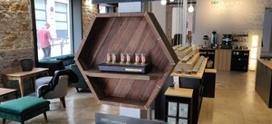 Étagère en noyer, inserts laiton