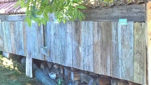 Rangement pour le bois sous les dessous de toit