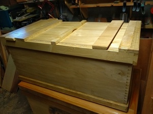 Une caisse à queues d'arronde ... pour mettre des outils.