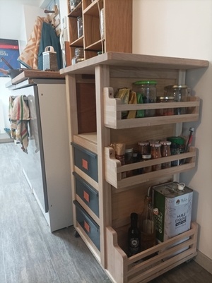 Desserte de cuisine et range épices.