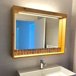 Cadre miroir salle de bain avec tablette