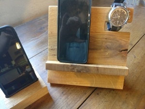 Nightstand et supports téléphone