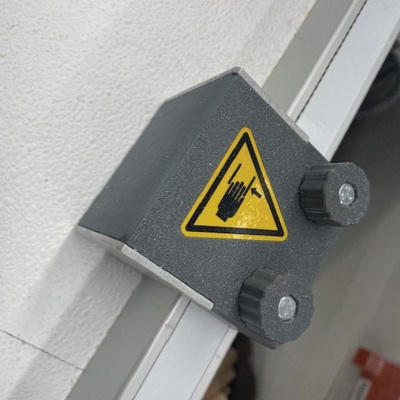 Système de butée de longueur numérique Pedante permettant des mesures précises dans un atelier de fenêtres en PVC aux États-Unis