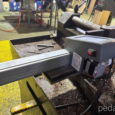 Butée de longueur automatique Pedante utilisée pour des opérations de fabrication métallique précises dans un atelier en Espagne