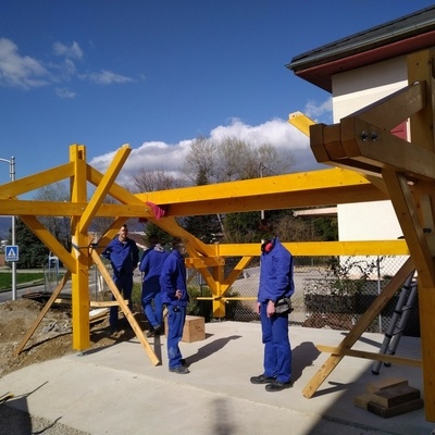 Montage d'un abri voiture par une classe de terminale CAP Constructeur Bois (2019)