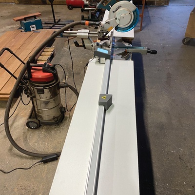 Butée de longueur automatisée Pedante pour une fabrication précise de terrasses en bois dans un atelier en France