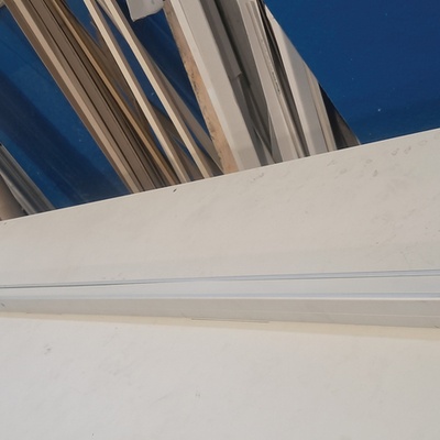 Système numérique de butée de longueur Pedante pour un positionnement précis dans un atelier de production d’aluminium en Italie