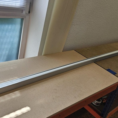 Butée de longueur numérique Pedante intégrée dans une installation de scie à onglets pour la production de systèmes LED en Allemagne