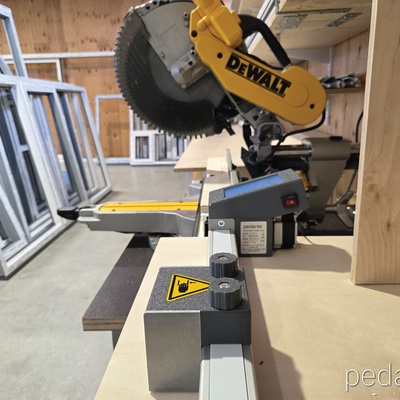 Système de butée de longueur automatique Pedante intégré dans un poste de scie à onglets dans la fabrication de fenêtres en PVC en Lettonie