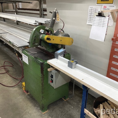 Butée de longueur automatisée Pedante intégrée dans un poste de scie à onglets dans la fabrication de fenêtres en PVC aux États-Unis
