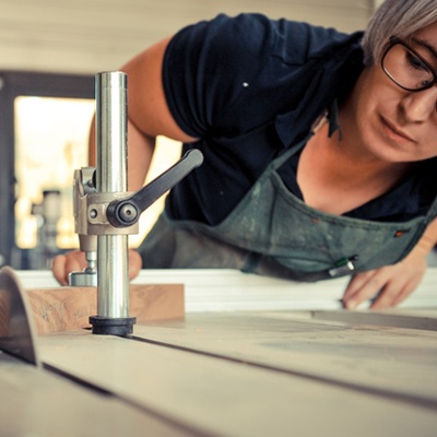 Elève au travail sur la scie a format