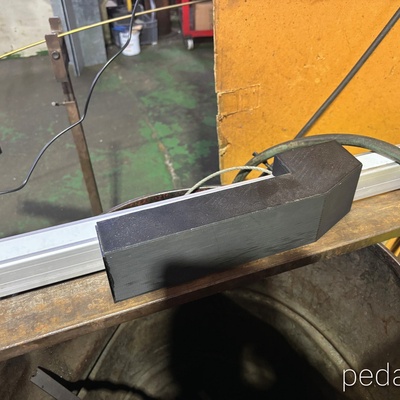 Butée de longueur numérique Pedante avec adaptation personnalisée pour une découpe précise dans un atelier de métallurgie en Espagne