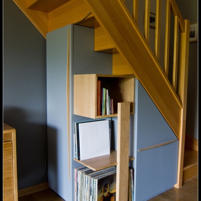 Placard sous escalier avec étagères par kaiser38 sur L'Air du Bois