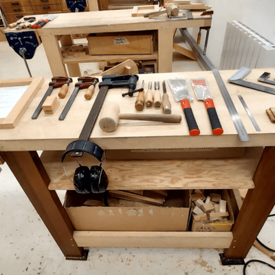 Stage Menuiserie : Assemblages Traditionnels A La Main (Avril 2025) 
Exemple de réalisation (à gauche ) avec les outils (à droite)