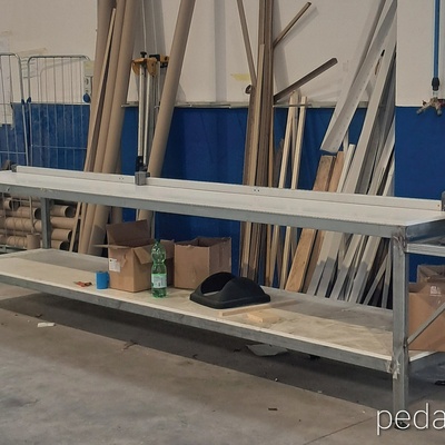 Butée de longueur numérique Pedante utilisée pour la découpe précise dans un atelier de production de cadres en verre en Italie