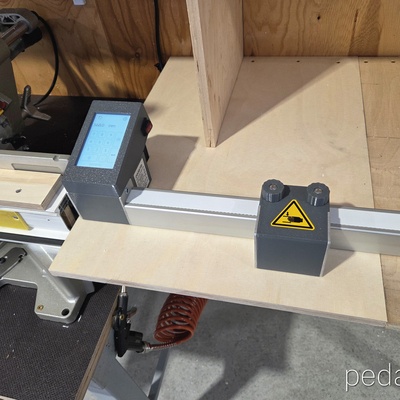 Butée de longueur automatisée Pedante pour des opérations de découpe précises dans un atelier de fenêtres en PVC en Lettonie