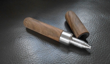 stylo-en-noyer-et-aluminium-par-kentaro-sur-l-air-du-bois