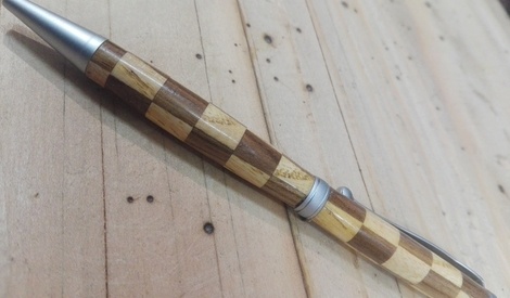 stylo-damier-par-le-c-venol-sur-l-air-du-bois
