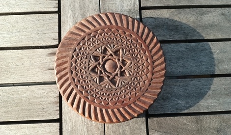 Plat Ancien En Bois Sculpté – Marron – Décoratif Ou Utilitaire – Vintage
