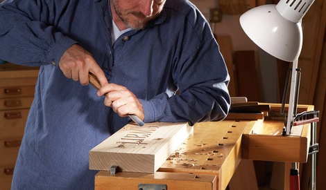 Sculpture de lettre aux gouges trouvé par dependancesbois sur L'Air du Bois