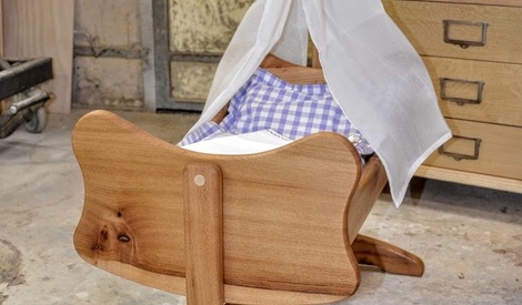 Berceau ?� balancier pour poupon en orme rouge par R??ves de bois sur L'Air du Bois