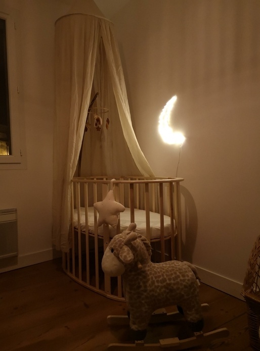 Lit d'enfant à barreaux