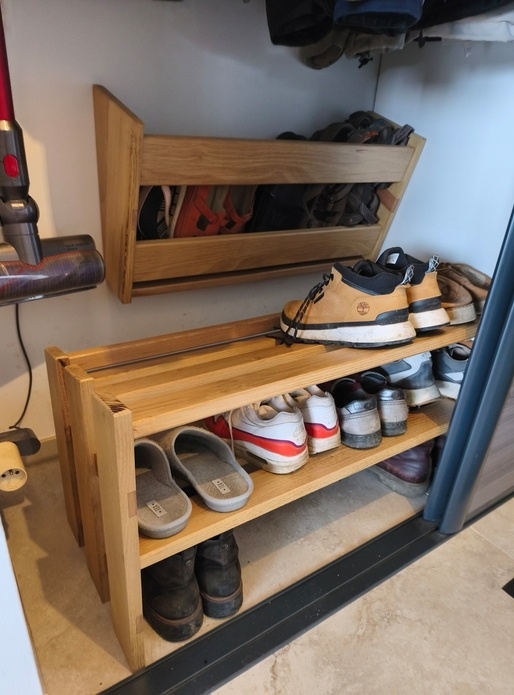 Meuble à chaussures.