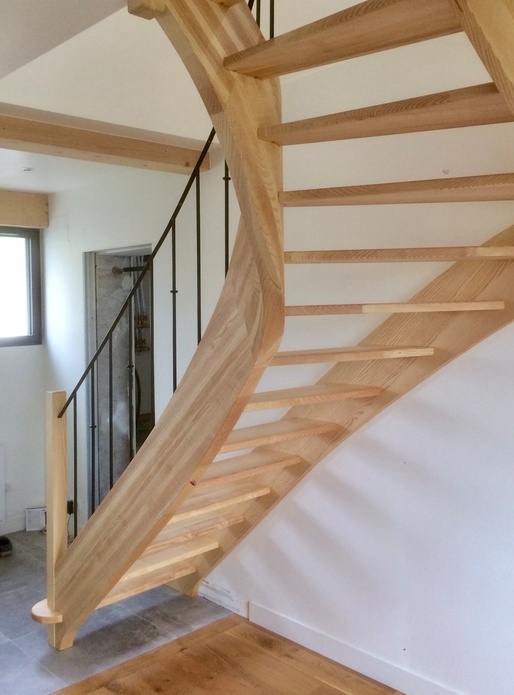 Escalier frêne 1/4 tournant débillardé