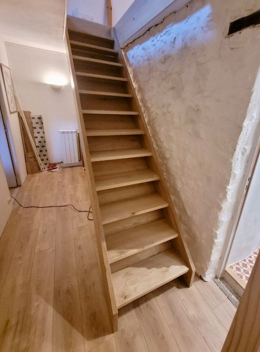 Escalier droit. Chêne et Châtaignier.