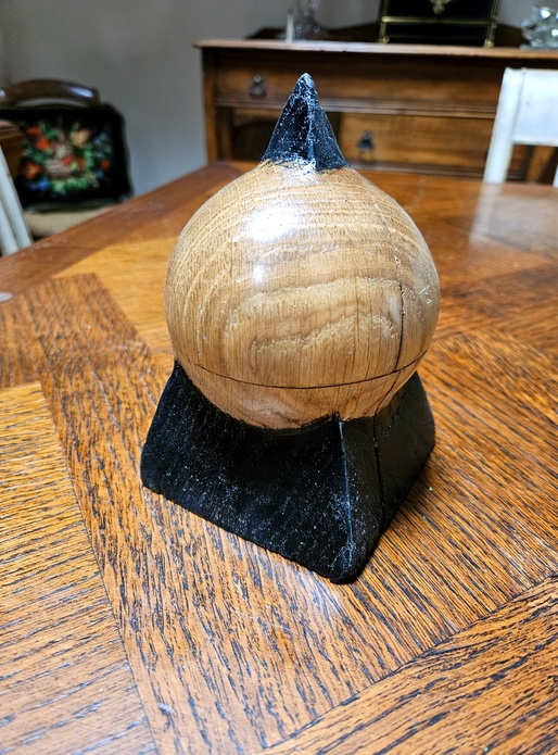 Sphère incluse dans une pyramide (uniquement au tour aucune scie)