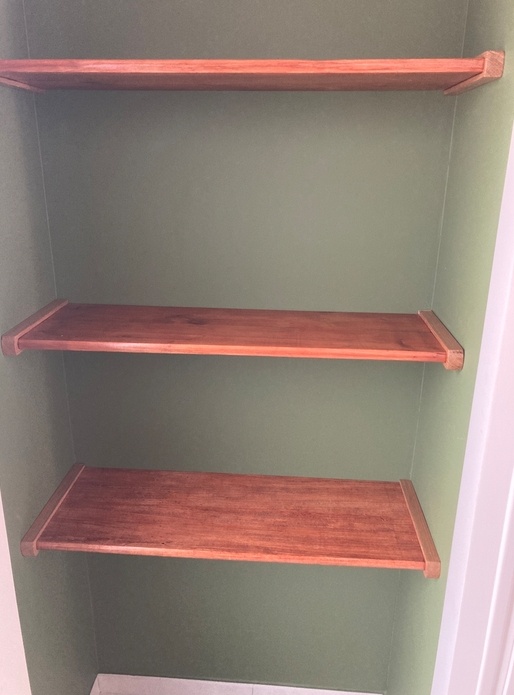 Étagère d’une niche d’entrée de maison